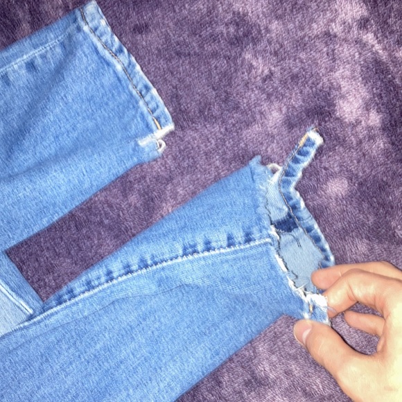 Ripped blue jeans - Picture 2 of 3